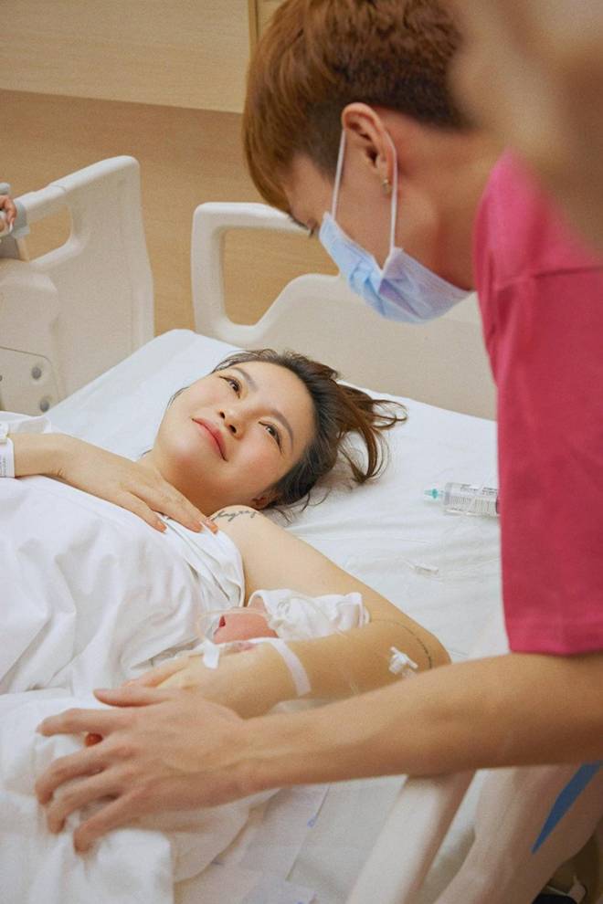 Cặp đôi em thích chị đón con gái chào đời, nhan sắc trên bàn đẻ vẫn đẹp xuất sắc-4