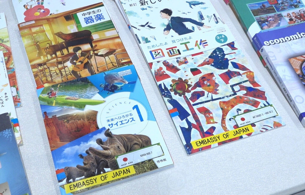 Cô giáo yêu cầu dán nhãn vở lên sách giáo khoa, vợ chồng cãi vã ngủ riêng-3