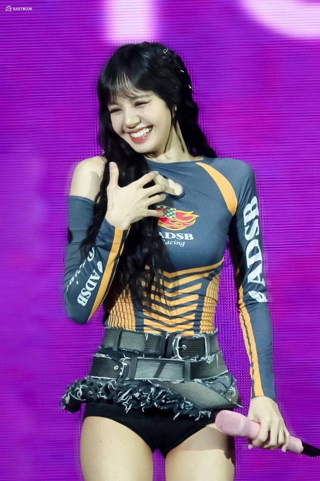 Stylist BLACKPINK gây tranh cãi vì lại cho Lisa diện đồ hở bạo, cắt xẻ quá đà so với bản gốc-3