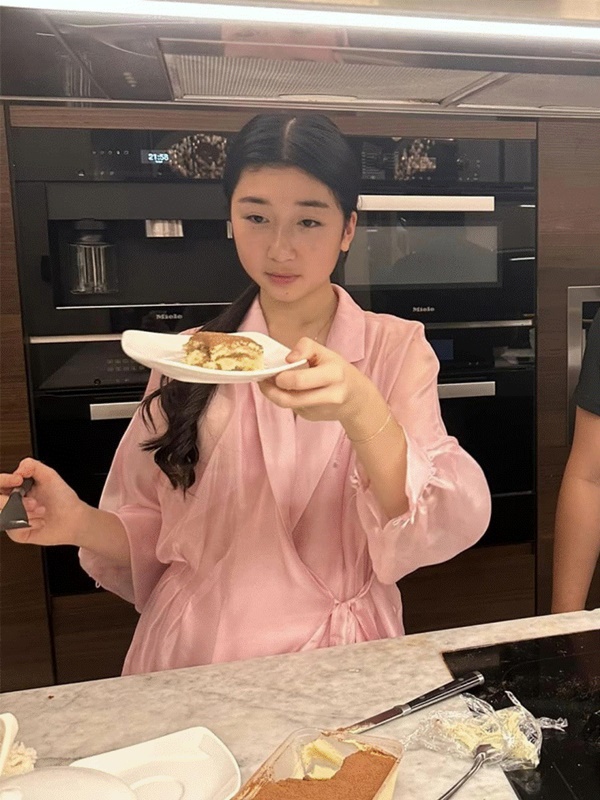 Con gái 16 tuổi của Hoa hậu Nguyễn Thị Huyền: Nhan sắc và dáng dấp không thua kém phụ huynh thời trẻ-4