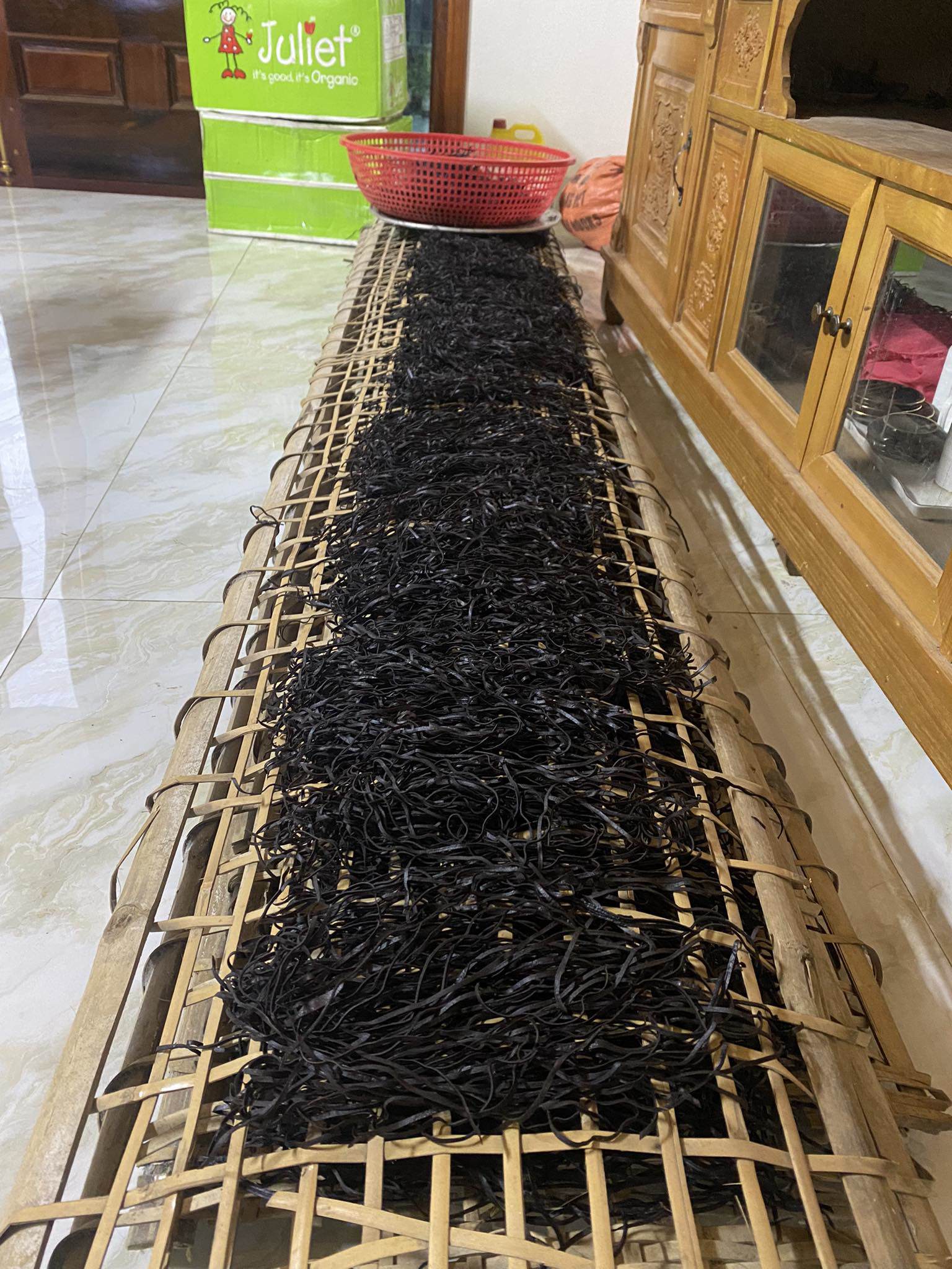 Loại miến đen sì làm từ nguyên liệu lạ, ai mua cũng phải đặt trước-2