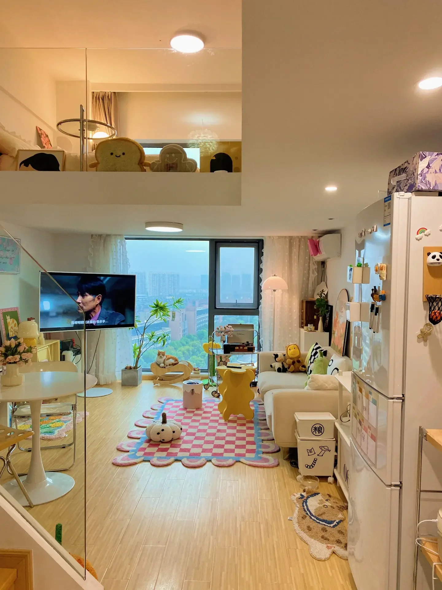 Không gian ấm cúng, xinh xắn trong căn hộ gác mái 38m2 của cô nàng gen Z-1