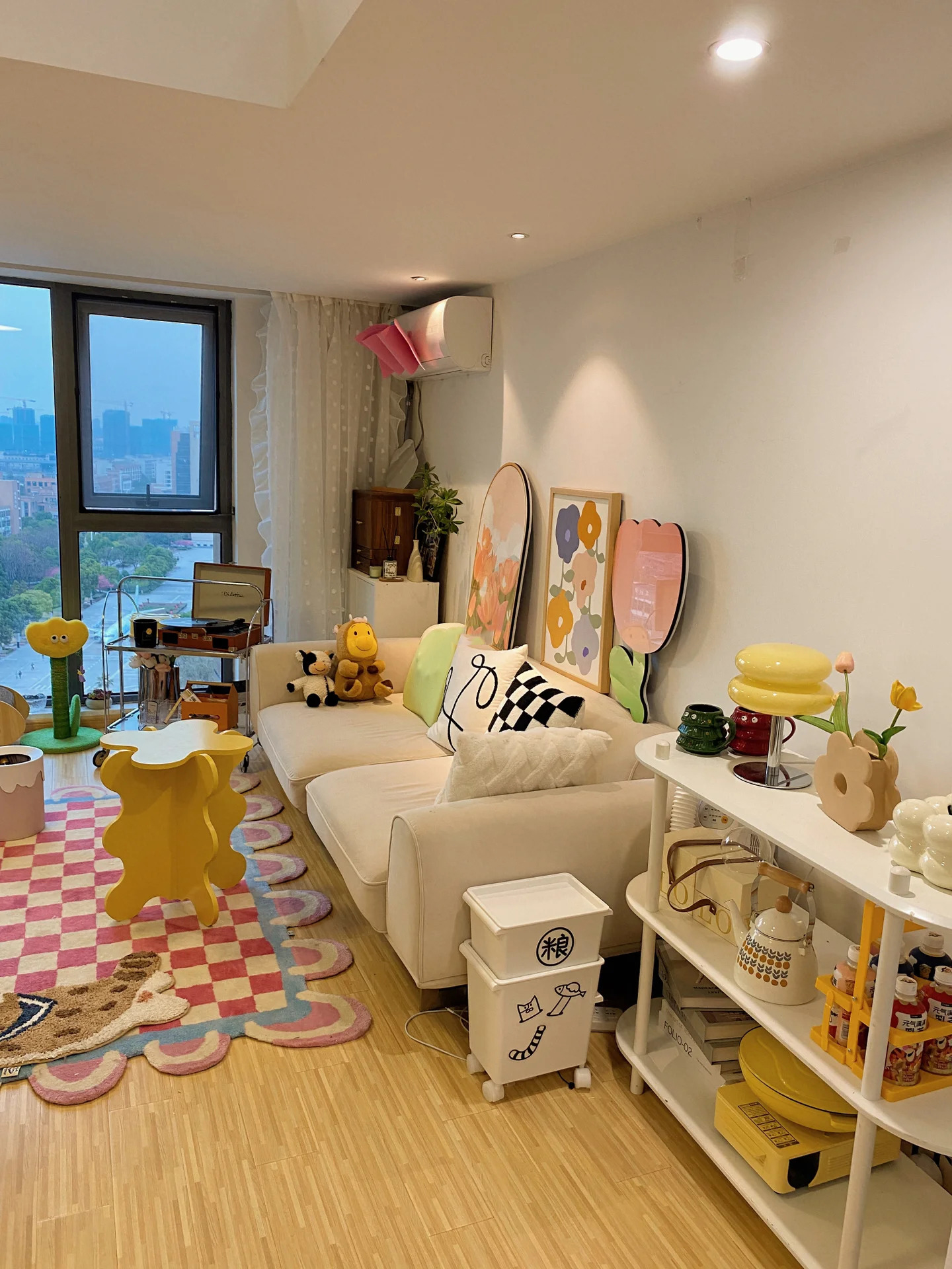 Không gian ấm cúng, xinh xắn trong căn hộ gác mái 38m2 của cô nàng gen Z-6