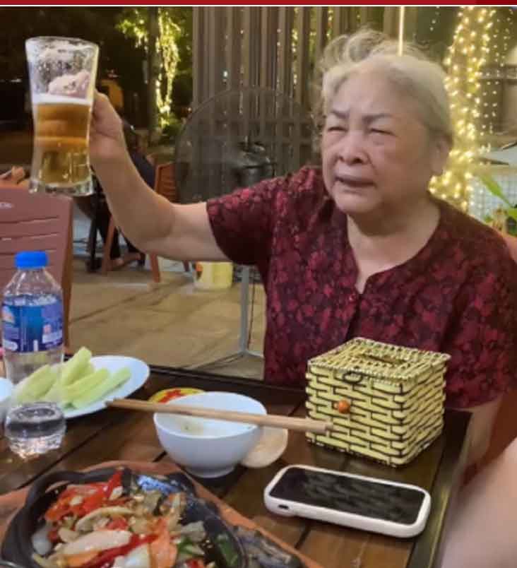 Cụ bà gây sốt mạng xã hội khi giảng đạo lý, dạy cách từ chối khi bị ép uống rượu-1