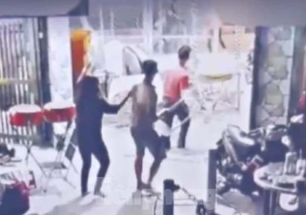 Đôi nam nữ vào đám tang lánh nạn vẫn bị nhóm cướp lao vào tấn công-1