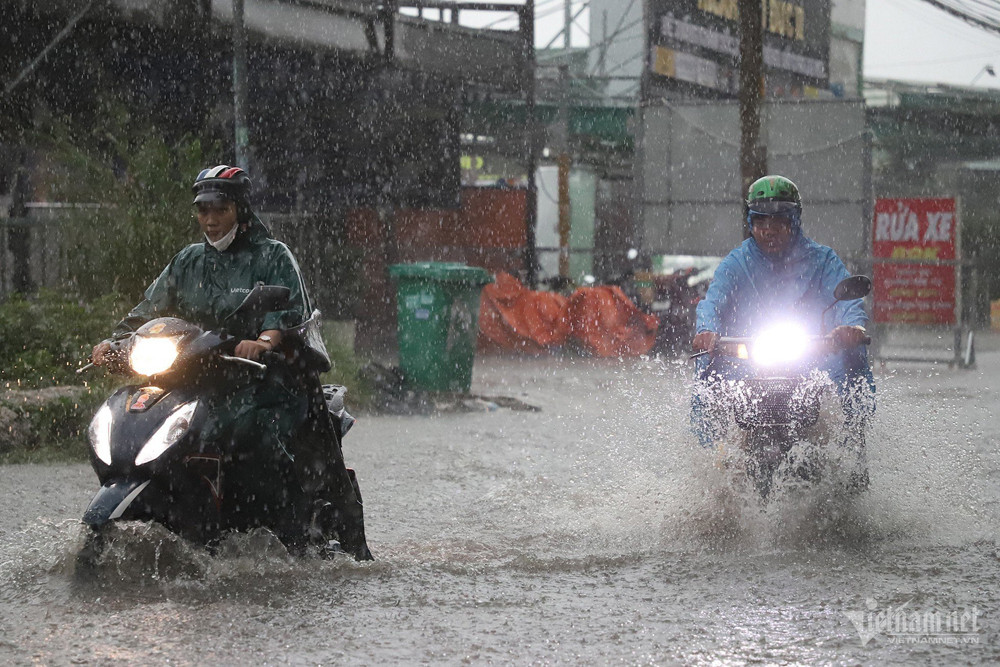 Hà Nội, TP.HCM bắt đầu vào đợt mưa lớn-1