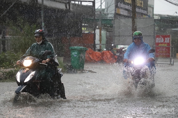 Miền Bắc đón mưa rất lớn, miền Trung nắng nóng gay gắt-2