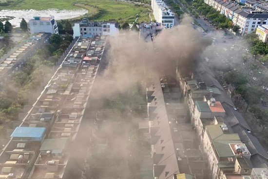 Hà Nội: Cháy lớn tại cửa hàng quần áo trẻ sơ sinh