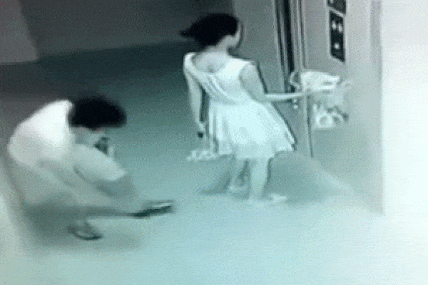 Clip: Người phụ nữ liều mình quật ngã kẻ biến thái nhìn trộm con gái-1