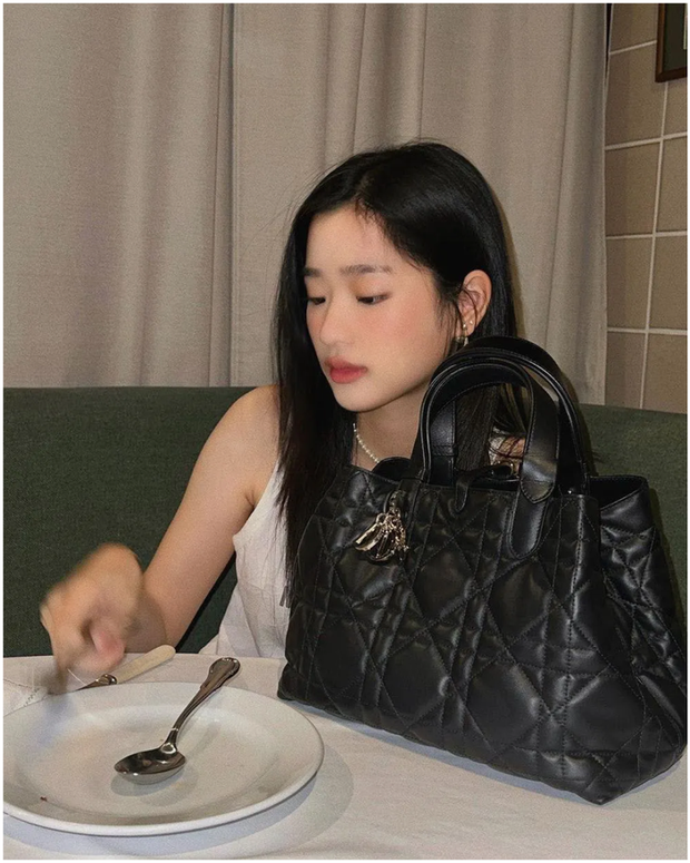 Mẫu túi hớp hồn Jisoo cùng sao nữ châu Á thời gian gần đây-7