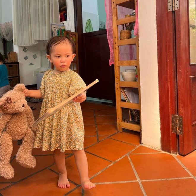 Lisa - Leon nhà Hà Hồ tựu trường năm học mới, biểu cảm của 2 nhóc tỳ gây chú ý-8