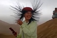 Du khách sửng sốt khi tóc bị dựng đứng giữa sa mạc ở Trung Quốc