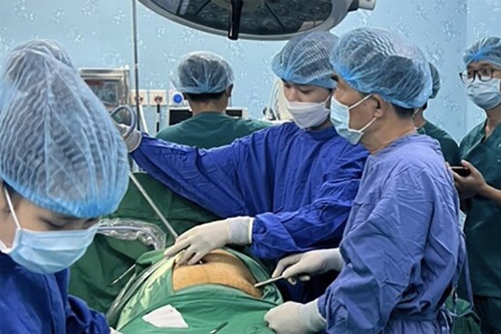Bị vỡ đại tràng vì trò đùa của đồng nghiệp