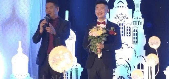 Cô dâu nặng gần 200kg, 4 người hộ tống vào lễ đường-2