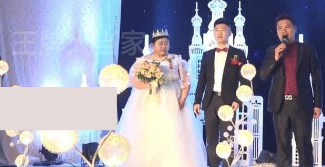 Cô dâu nặng gần 200kg, 4 người hộ tống vào lễ đường-3