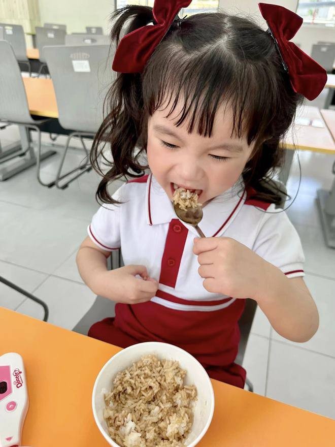 Đoàn Di Băng cho con học mẫu giáo 350 triệu/năm, nhìn cơm trưa đạm bạc nói đúng 1 câu ai cũng đồng tình-9