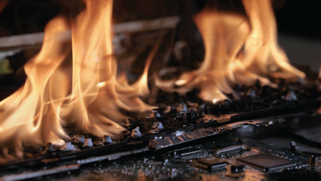 Cách kiểm tra pin smartphone, laptop giúp tránh tai nạn cháy nổ-2
