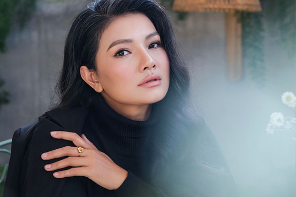 U50 làm mẹ đơn thân 3 con sau 3 mối tình, nữ hoàng cảnh nóng Kiều Trinh khoe khu vườn thẳng cánh cò bay-21