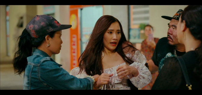 Đánh ghen ở phim Làng trong phố và chiêu giữ chồng cao tay của những cô vợ làm chủ-1