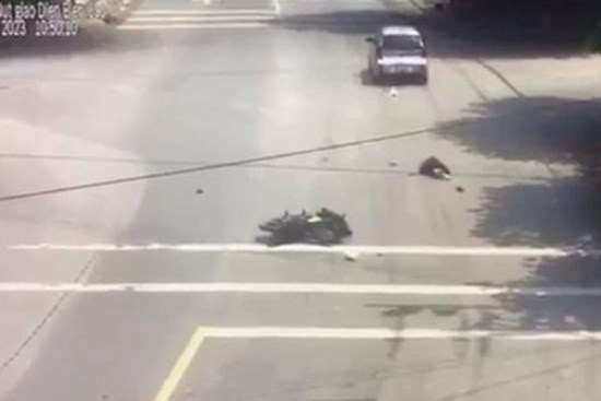 Cô gái bị ô tô đâm khi đang dừng đèn đỏ, đoạn clip gây bức xúc