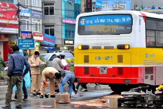 Nghi bị kẹt chân khi xuống xe buýt, bà lão ở Hà Nội ngã tử vong