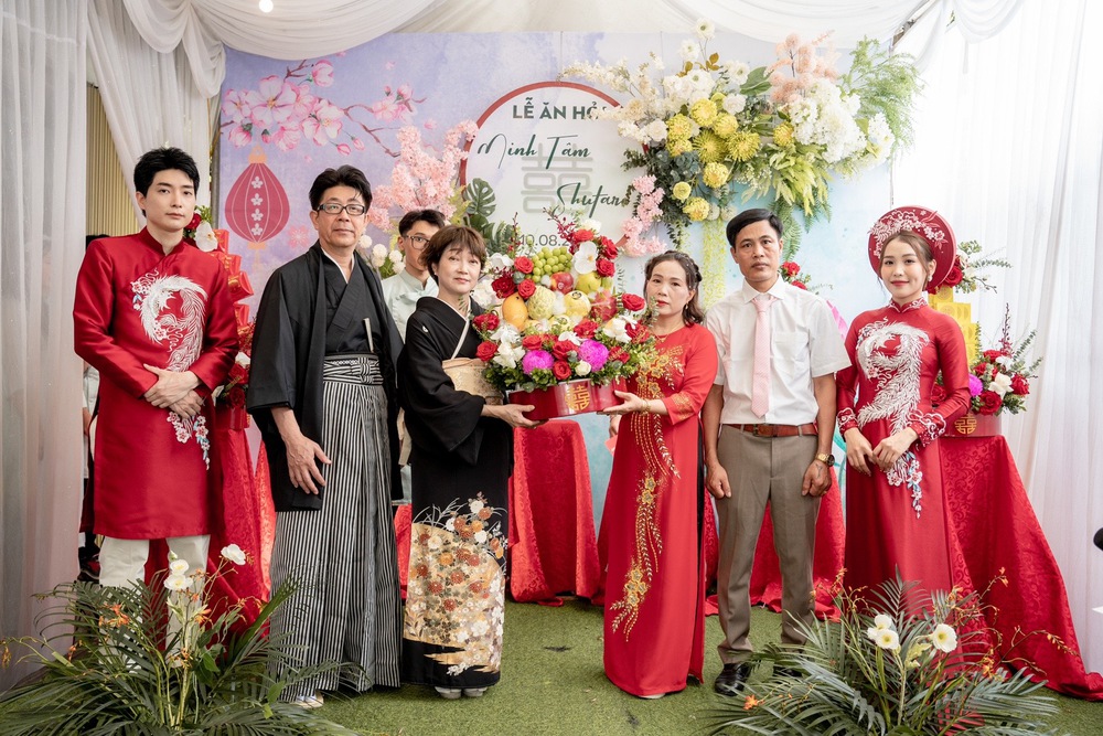 Bố mẹ chồng Nhật tạo bất ngờ trong đám cưới khiến con dâu Việt xúc động, thu hút 2,4 triệu lượt xem-4