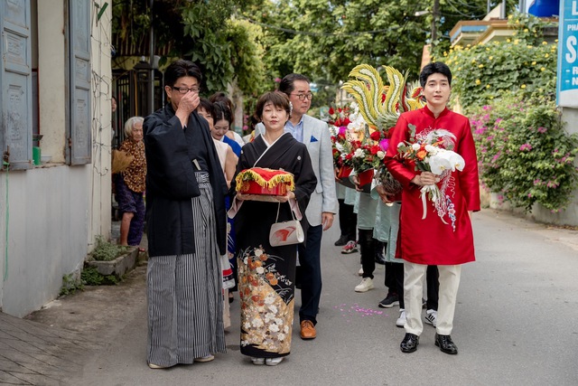 Bố mẹ chồng Nhật tạo bất ngờ trong đám cưới khiến con dâu Việt xúc động, thu hút 2,4 triệu lượt xem-2