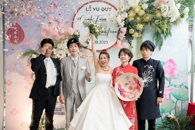 Bố mẹ chồng Nhật tạo bất ngờ trong đám cưới khiến con dâu Việt xúc động, thu hút 2,4 triệu lượt xem-1