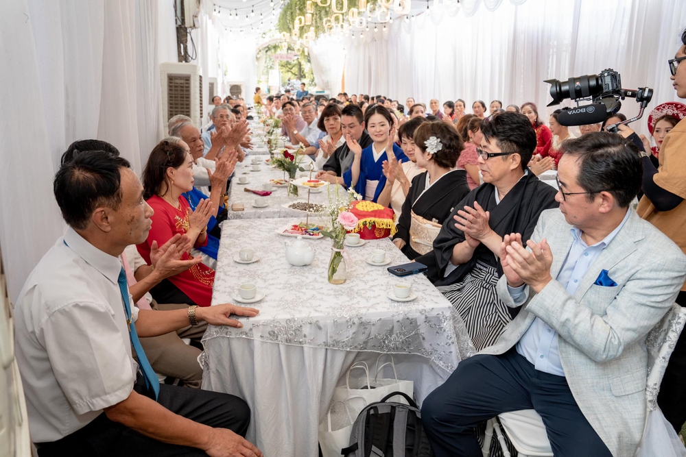 Bố mẹ chồng Nhật tạo bất ngờ trong đám cưới khiến con dâu Việt xúc động, thu hút 2,4 triệu lượt xem-7