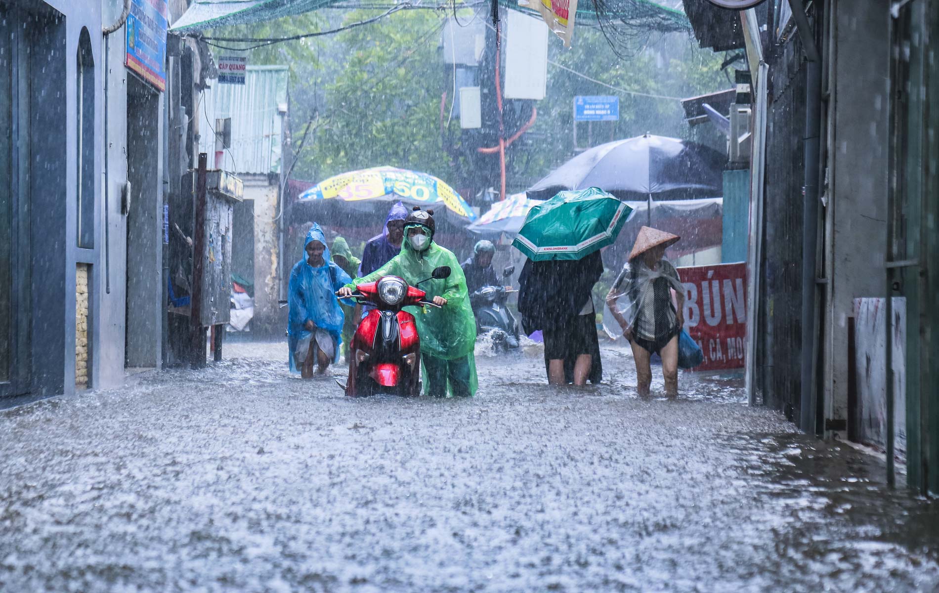 Đường phố Hà Nội biến thành sông”, người dân bì bõm lội nước-2