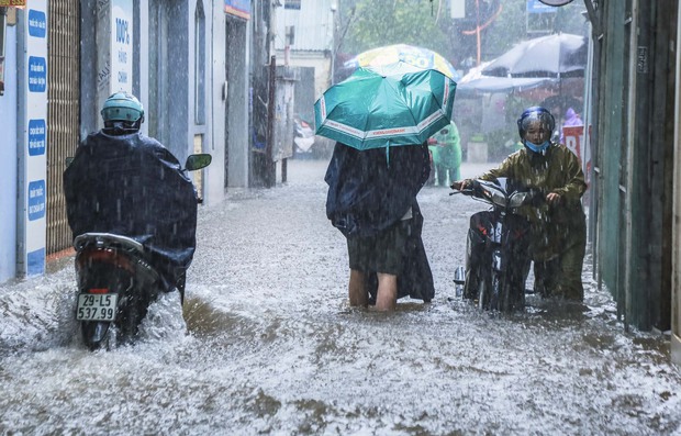 Đường phố Hà Nội biến thành sông”, người dân bì bõm lội nước-4