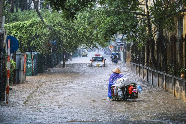 Đường phố Hà Nội biến thành sông”, người dân bì bõm lội nước-10