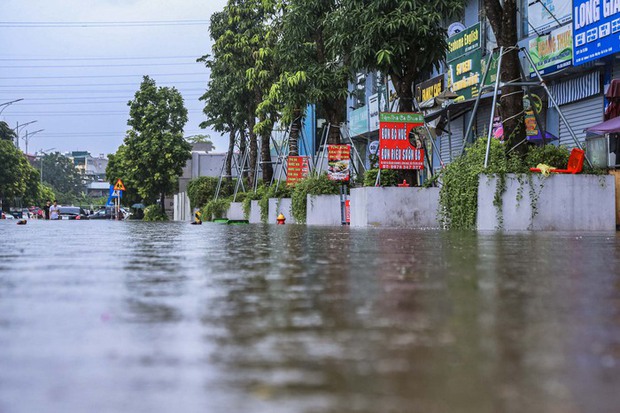 Đường phố Hà Nội biến thành sông”, người dân bì bõm lội nước-13