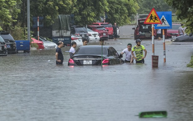 Đường phố Hà Nội biến thành sông”, người dân bì bõm lội nước-15