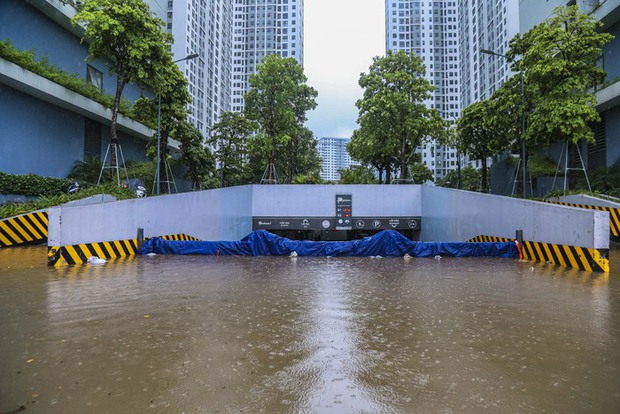 Đường phố Hà Nội biến thành sông”, người dân bì bõm lội nước-16