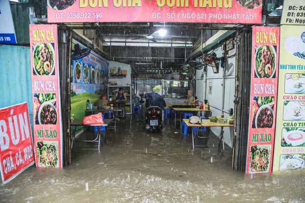 Đường phố Hà Nội biến thành sông”, người dân bì bõm lội nước-5