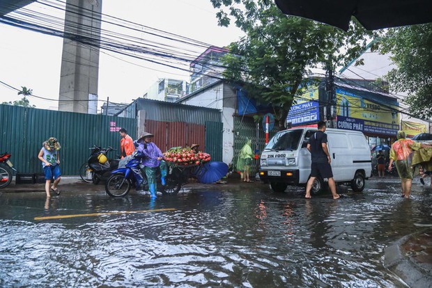 Đường phố Hà Nội biến thành sông”, người dân bì bõm lội nước-8