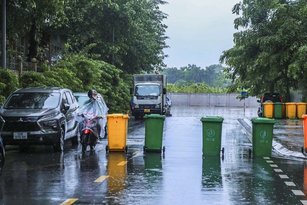 Đường phố Hà Nội biến thành sông”, người dân bì bõm lội nước-17