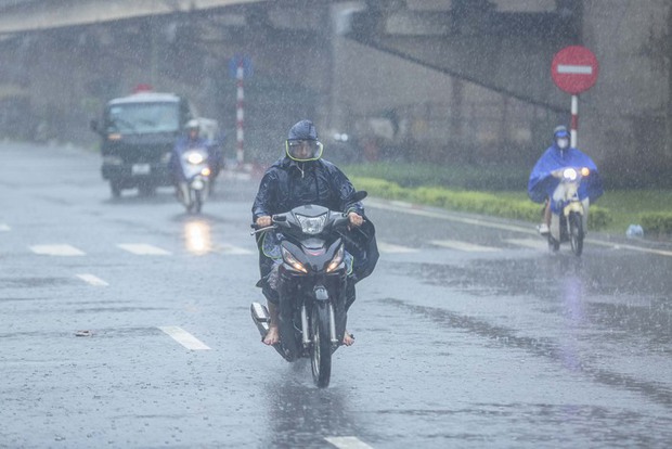 Đường phố Hà Nội biến thành sông”, người dân bì bõm lội nước-18