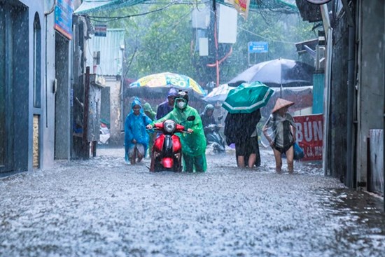 Đường phố Hà Nội biến thành “sông”, người dân bì bõm lội nước