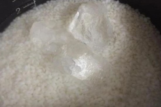 Lợi ích của việc bỏ đá lạnh vào nồi cơm