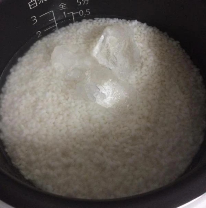 Lợi ích của việc bỏ đá lạnh vào nồi cơm-1