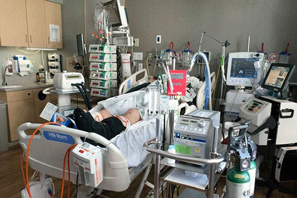 Uống cốc nước để sẵn trên bàn trong phòng thí nghiệm, hơn 50 ngày chưa tỉnh lại-2