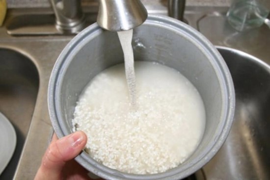 Gạo phải vo bao nhiêu lần trước khi nấu?
