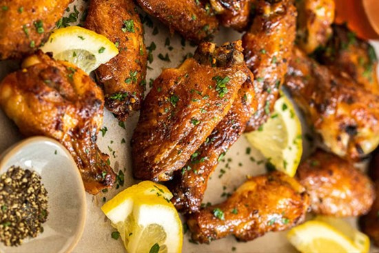 Cơm nhà ngon lành với món cánh gà sốt tiêu chanh mật ong vàng ươm, thơm ngon đậm vị