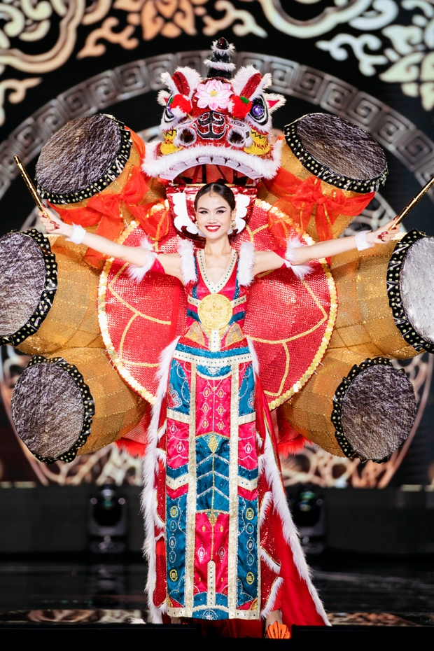 Lễ hội văn hóa bùng nổ trong đêm Trang phục dân tộc Miss Grand Vietnam 2023: Hết trống lân, cà kheo đến cải lương, hát bội-4