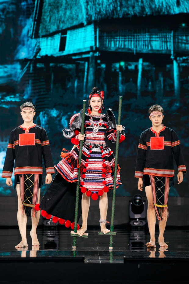 Lễ hội văn hóa bùng nổ trong đêm Trang phục dân tộc Miss Grand Vietnam 2023: Hết trống lân, cà kheo đến cải lương, hát bội-1