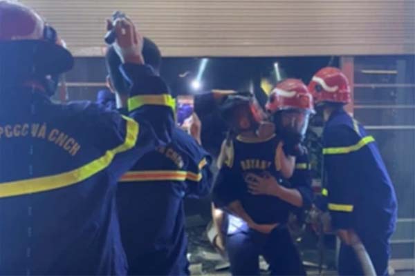 Lửa bùng cháy dữ dội, bao trùm nhà xưởng vật liệu xây dựng ở Bình Dương-7