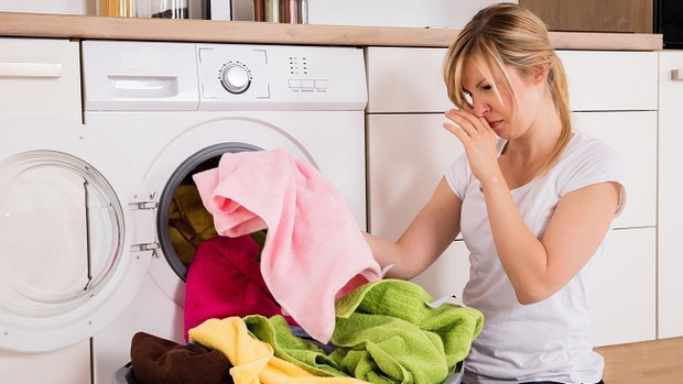 Cho thứ giá rẻ, nhà nào cũng có này vào máy giặt: Quần áo sẽ thơm hơn, mềm hơn, trắng sáng hơn-2