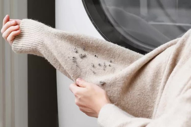 Cho thứ giá rẻ, nhà nào cũng có này vào máy giặt: Quần áo sẽ thơm hơn, mềm hơn, trắng sáng hơn-4